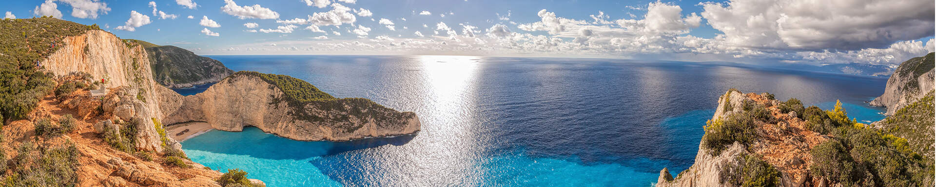 De helderblauwe zee aan de kust van Zakynthos, Griekenland