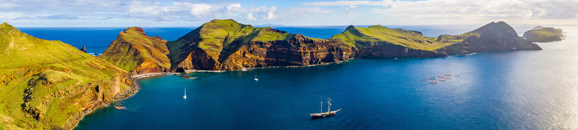 Bergachtige kustlijn van Portugal, boten in de zee