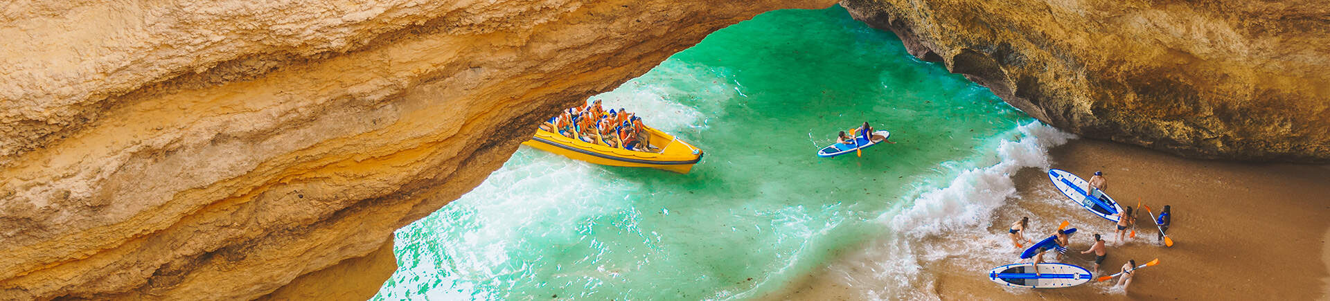 Mensen aan het watersporten in de zee van Portugal