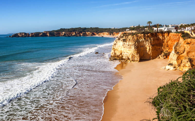 Zonnig strand aan de Portugese kust