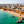 Kustlijn van portugal aan groenblauwe zee met rotsen en hotels