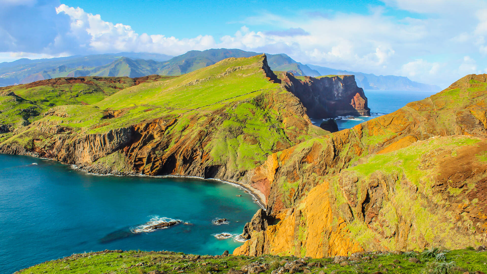 Groene bergen langs de kust van Portugal