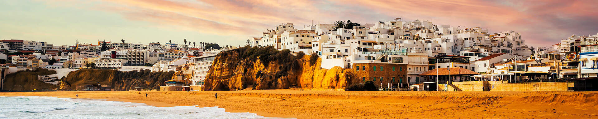 kustlijn albufeira portugal strand met witte huizen