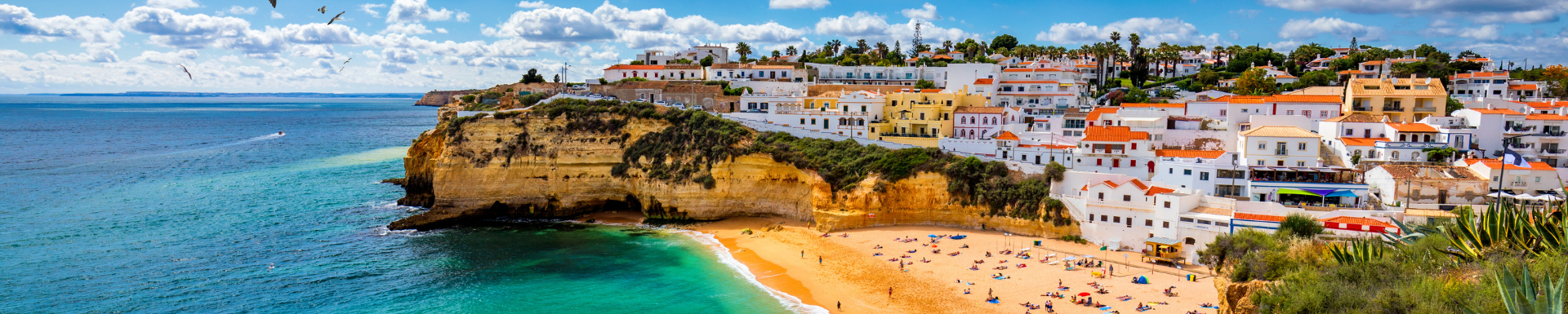 carvoeira kustlijn met groenblauwe zee, strand, witte huisjes en grillige rotspartijen