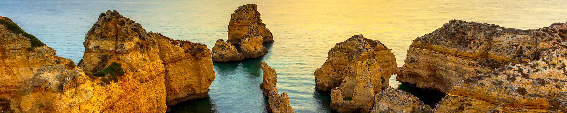 Rotsen in de zee aan de kust van Lagos, Portugal