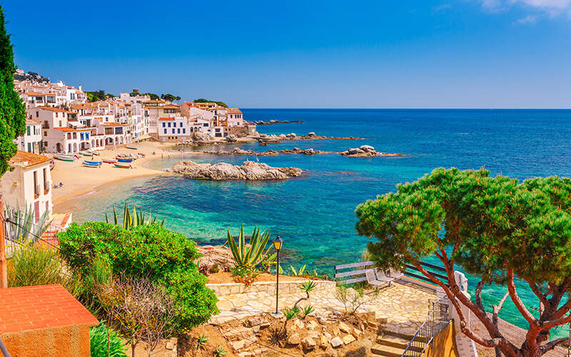 Uitzicht op de zee vanaf de kust van Spanje