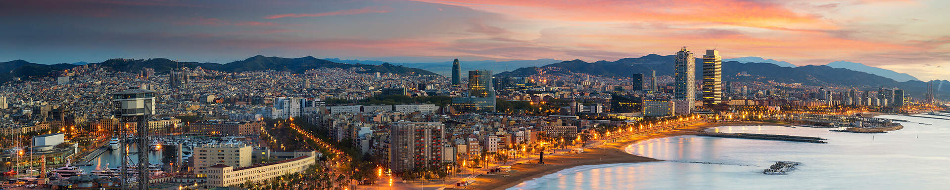 Kustlijn van Barcelona in Spanje, met zonsondergang
