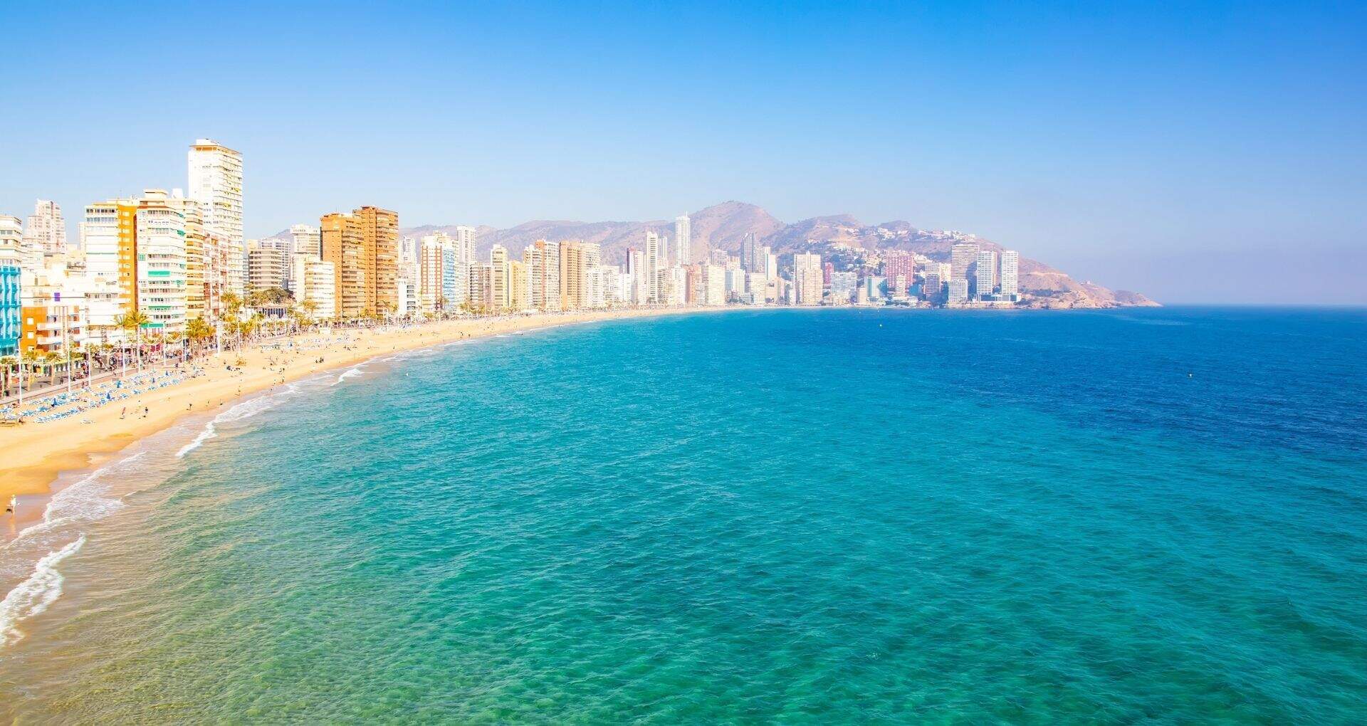 kustlijn met helderblauwe zee benidorm spanje
