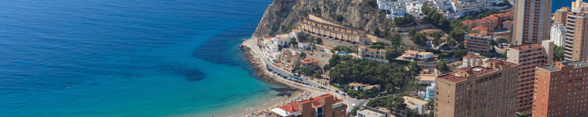 Uitzicht over de zee en huizen in Benidorm