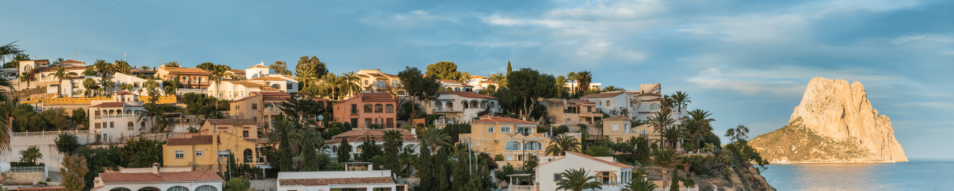 Uitzicht over huizen en water in Costa Blanca
