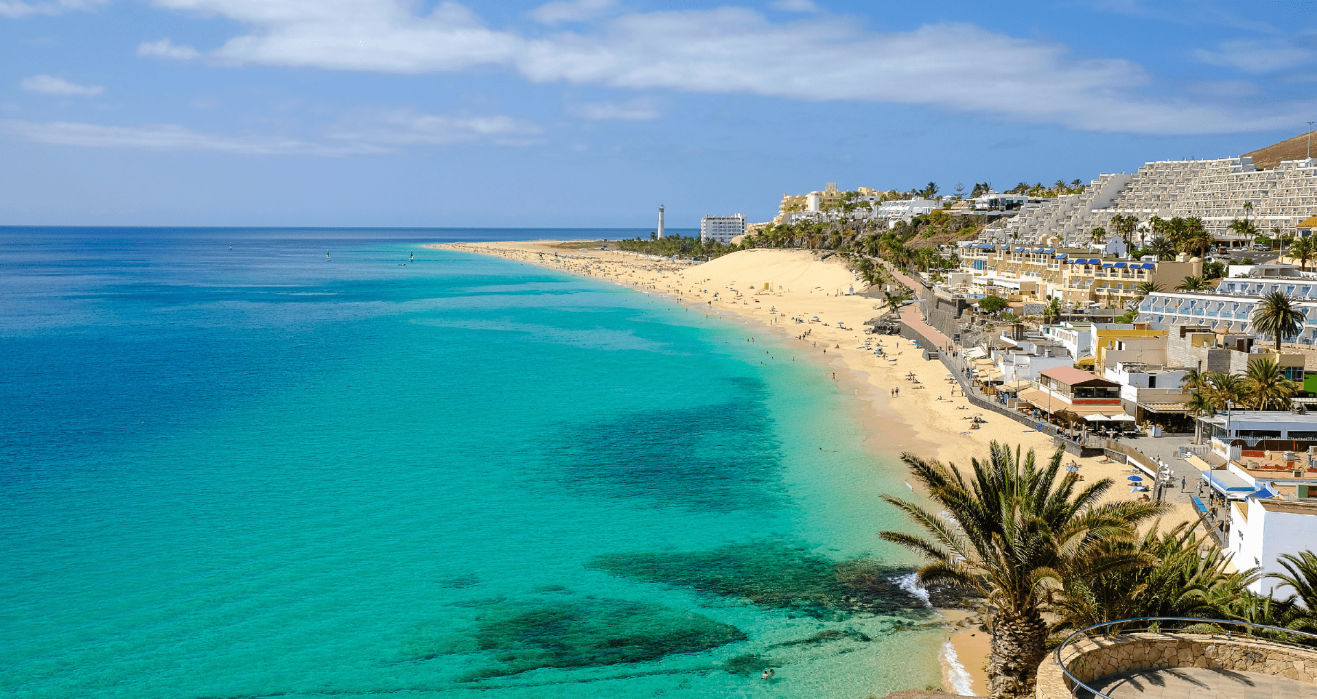 Kustlijn Fuerteventura, Spanje met azuurblauwe zee, huisjes en palmbomen
