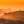 uitzicht op mistige bergtoppen en wolken met oranje avondgloed op gran canaria in spanje