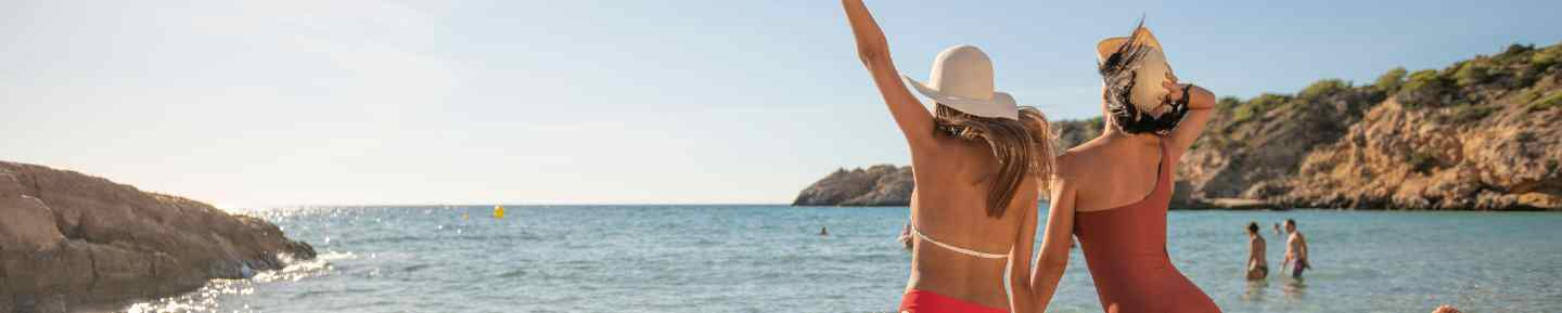 strand vrouwen in bikini rotsen zee vreugde