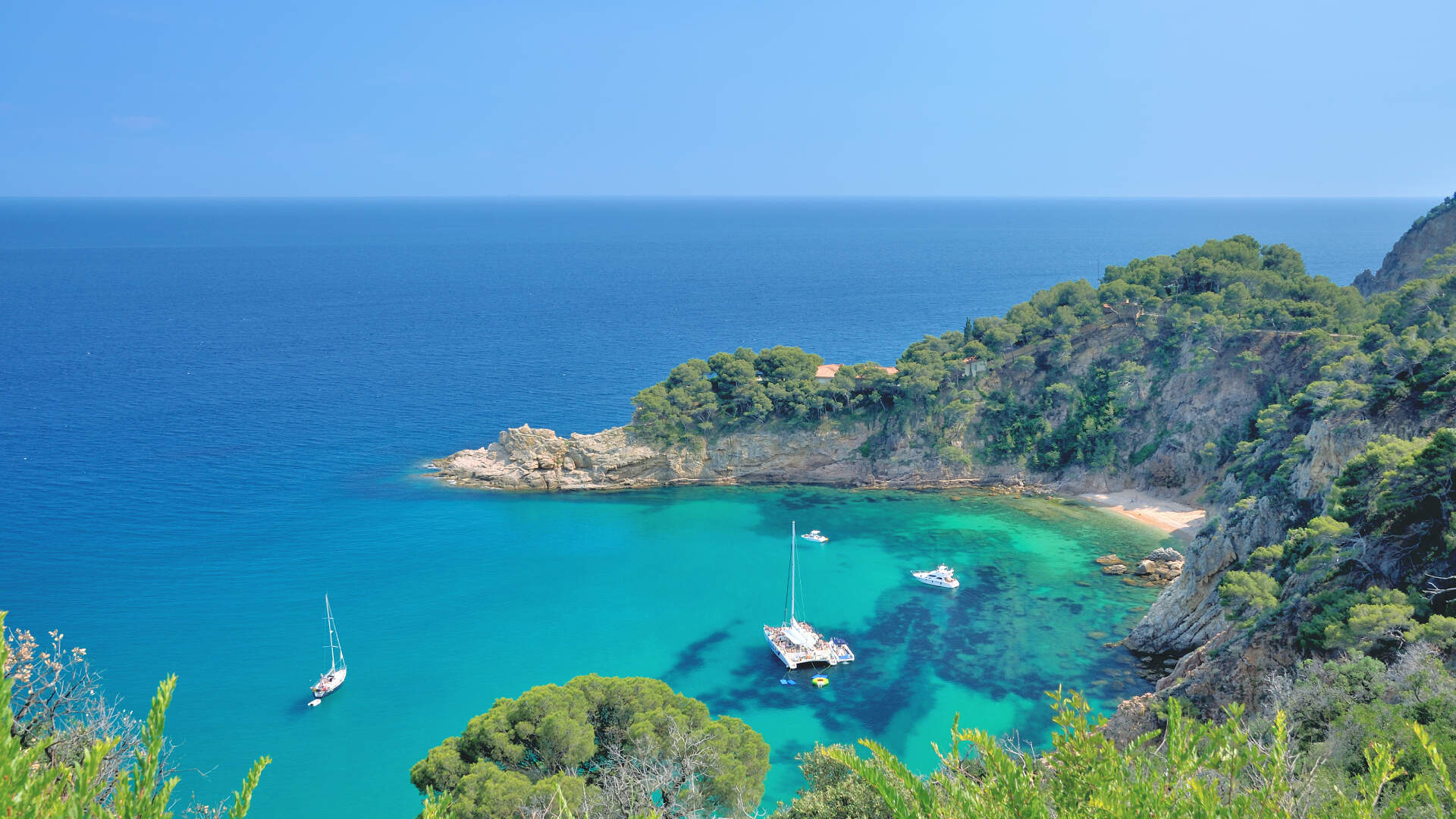 Helderblauwe kust van Lloret de Mar, Spanje
