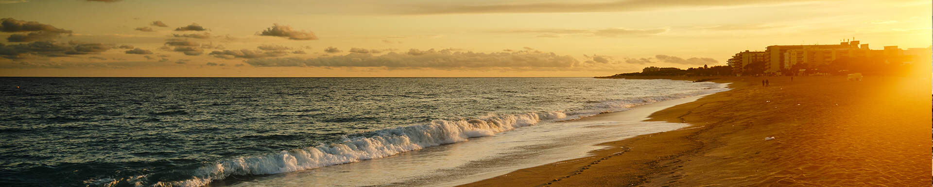 De kust van Malgrat de Mar in Spanje met zonsondergang