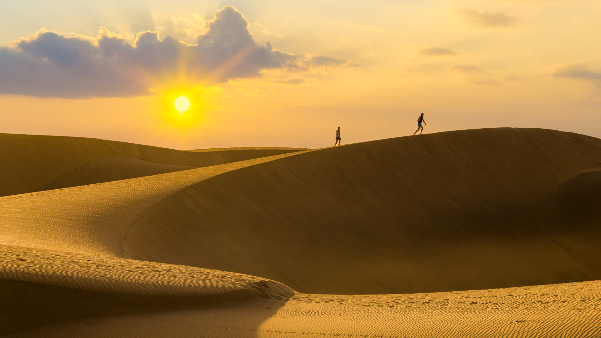Personen lopen op zandduinen bij Maspalomas, Spanje