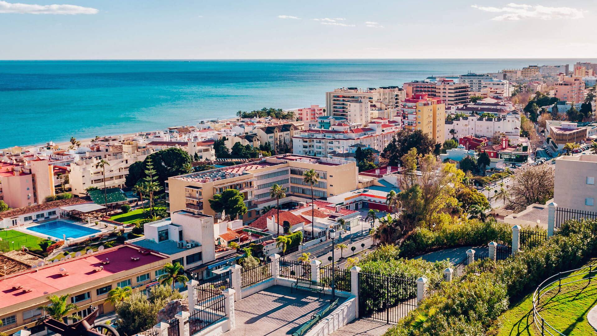 Zonnig Torremolinos langs de kust van Spanje