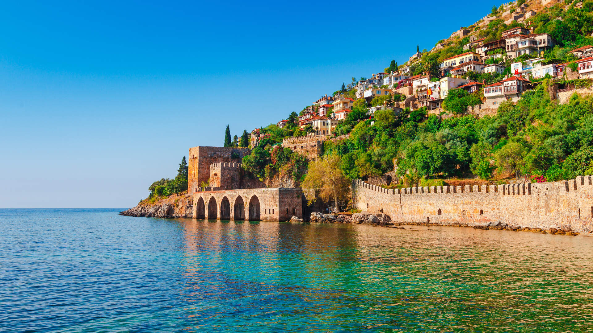 Het oude kasteel van Alanya langs het water van de Turkse kust