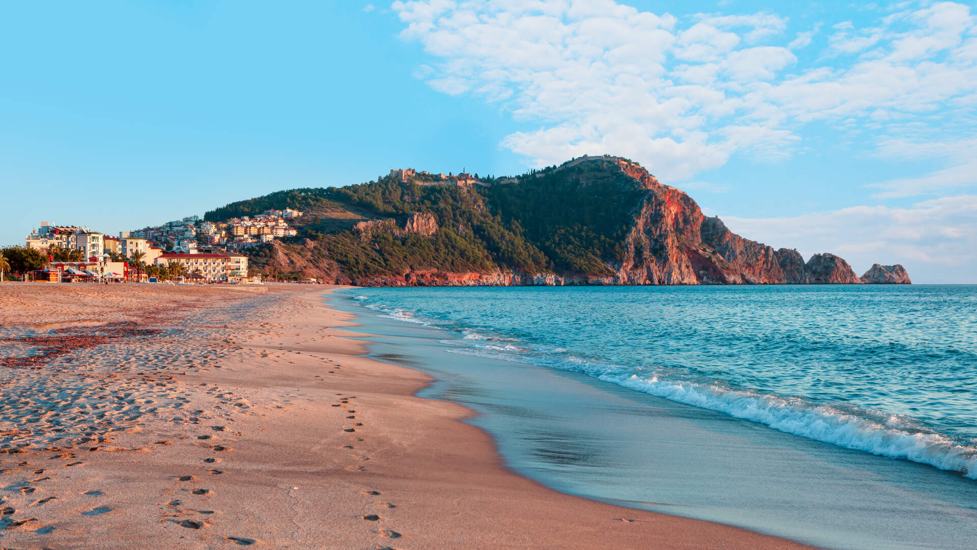 Zonnig strand aan de kust van Alanya, Turkije