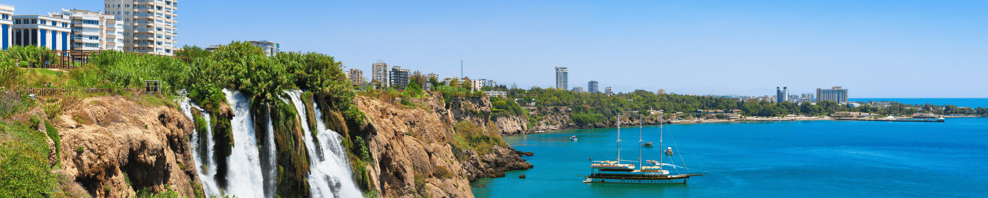 Boot vaart in baai naast waterval in Lara Turkije Sunweb