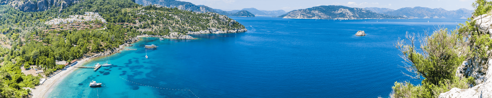 Schitterende baai omring met veel groen vlakbij Amos city Marmaris Turkije