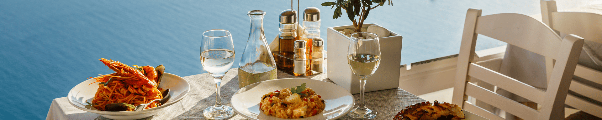 Diner met uitzicht over de blauwe zee