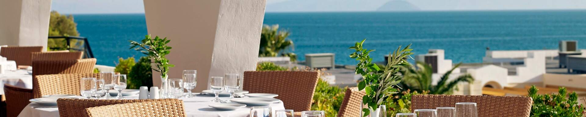 Terras met gedekte tafel uitzicht op zee