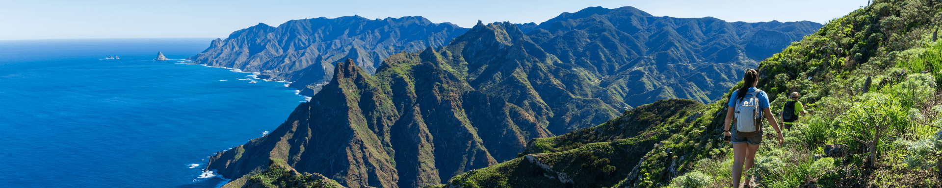 wandelaars over groen bergachtig landschap Madeira