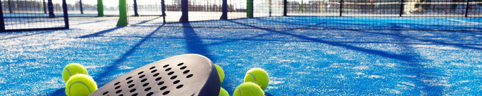 Padelbaan met padelracket en ballen
