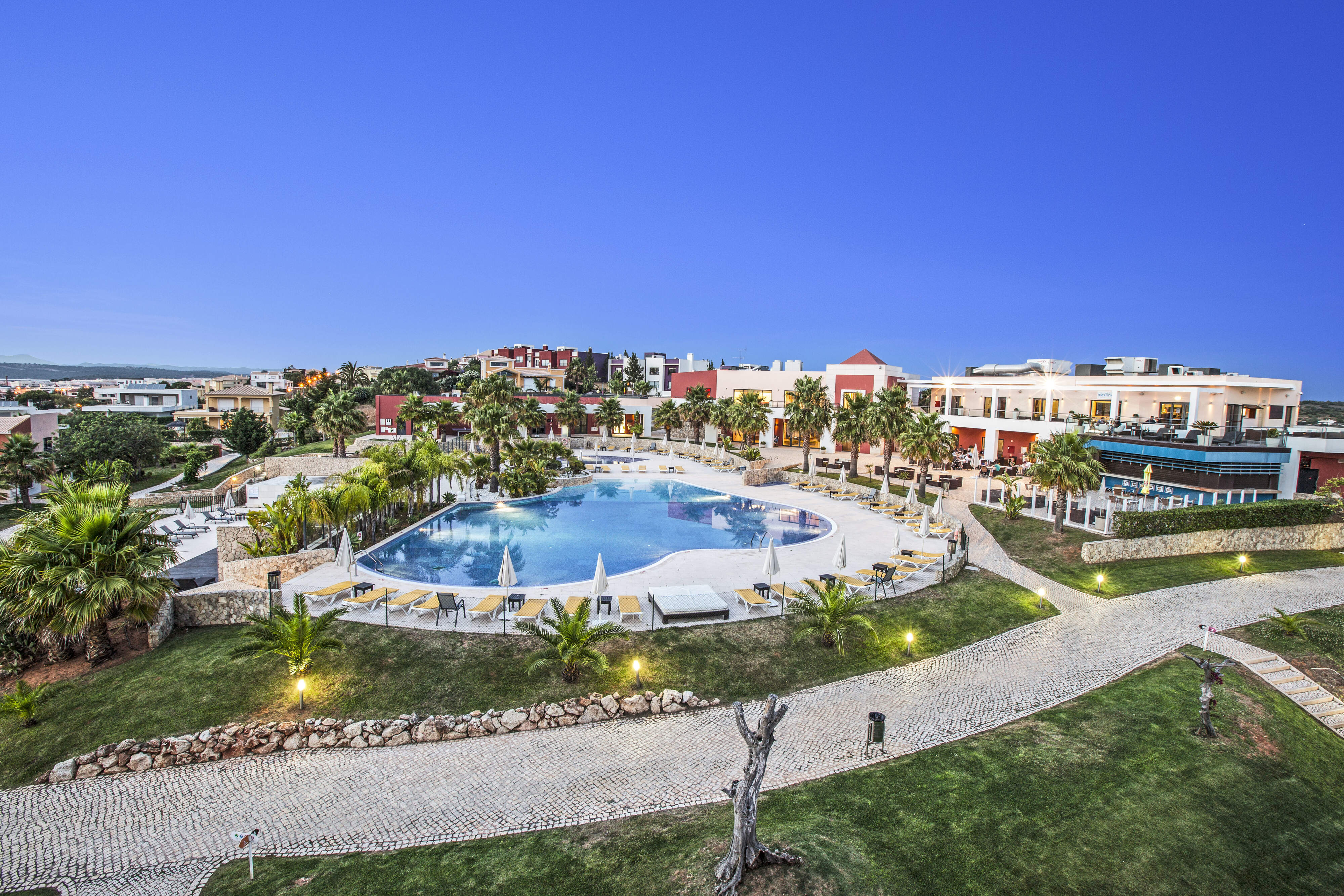 Vakantiepark in Algarve, Portugal met zwembad en blauwe lucht