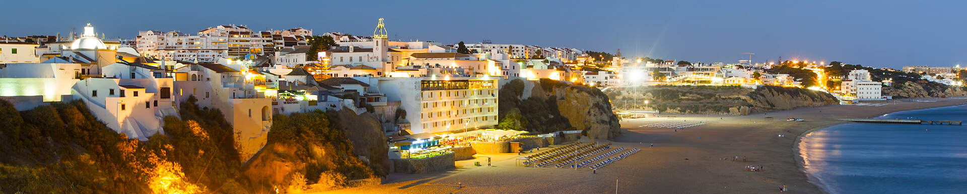 Albufeira aan de kust, in de avonduren, sfeervol verlicht
