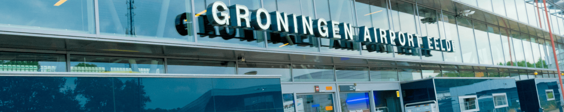 Buitenzicht van Groningen Airport Eelde gebouw