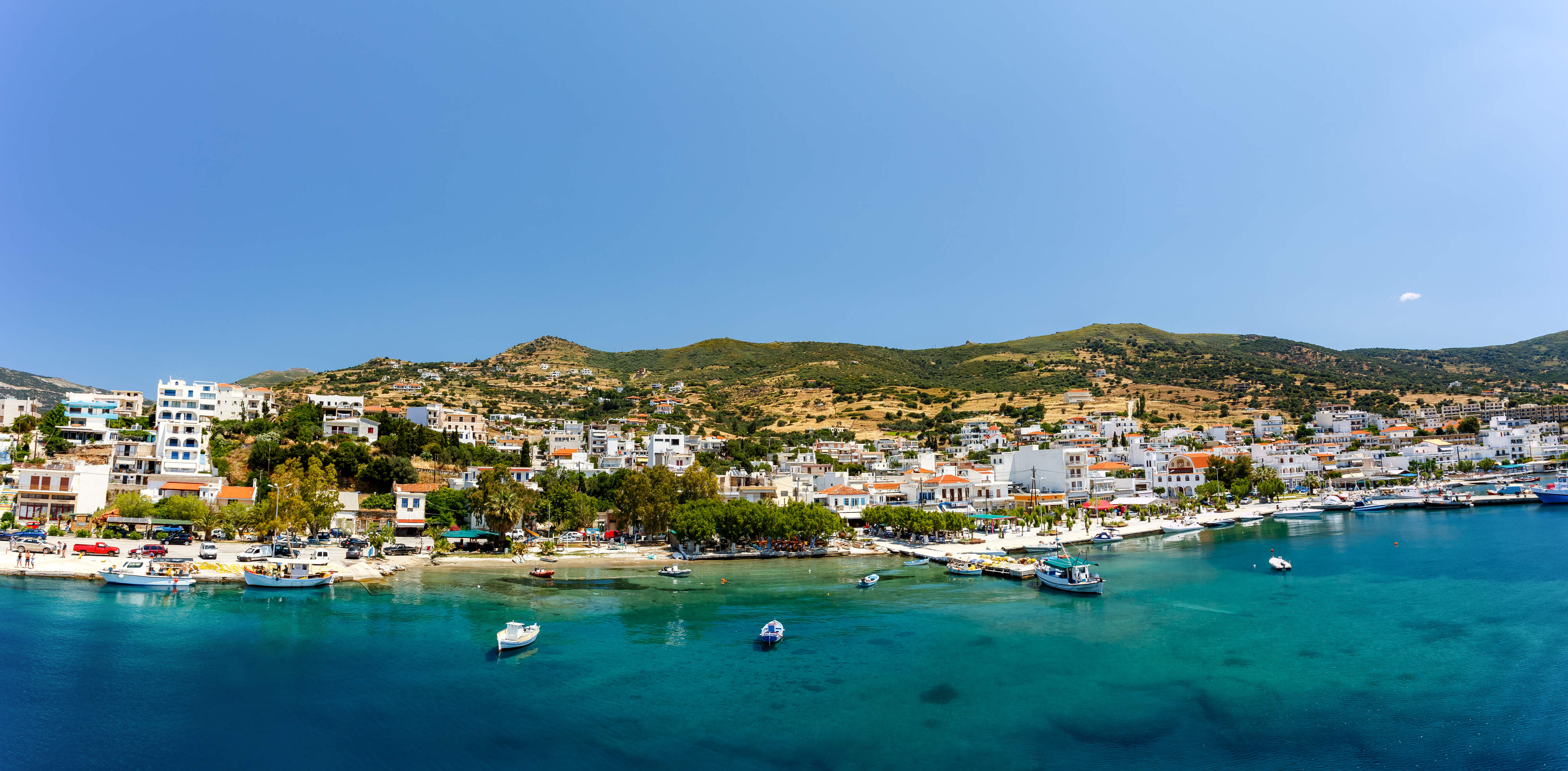 kustlijn evia blauwe zee en witte huisjes omgeven door groen
