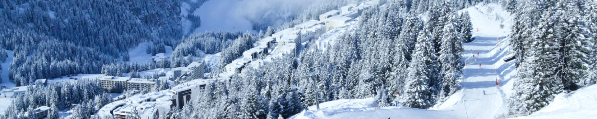 Personen skiën van een besneeuwde berg af