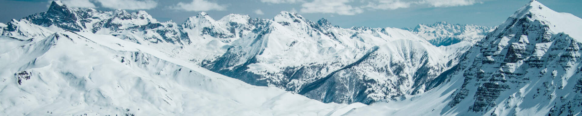 Besneeuwde bergtoppen van de Franse Alpen