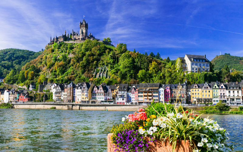 landschap duitsland berg aan het water met veel groen en gekleurde bloemen