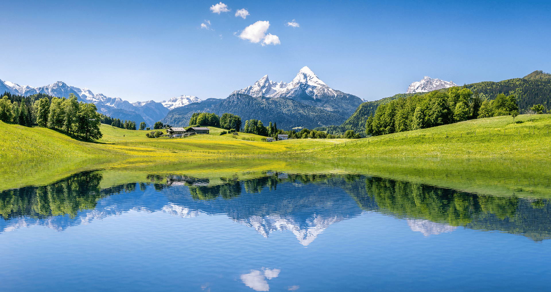 bergachtig landschap oostenrijk aan een meer