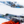uitzicht op benen met skies in van oranje skibroek, liggend op besneeuwde piste