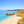 Strand in Algarve, Portugal met rotsen en een helderblauwe zee