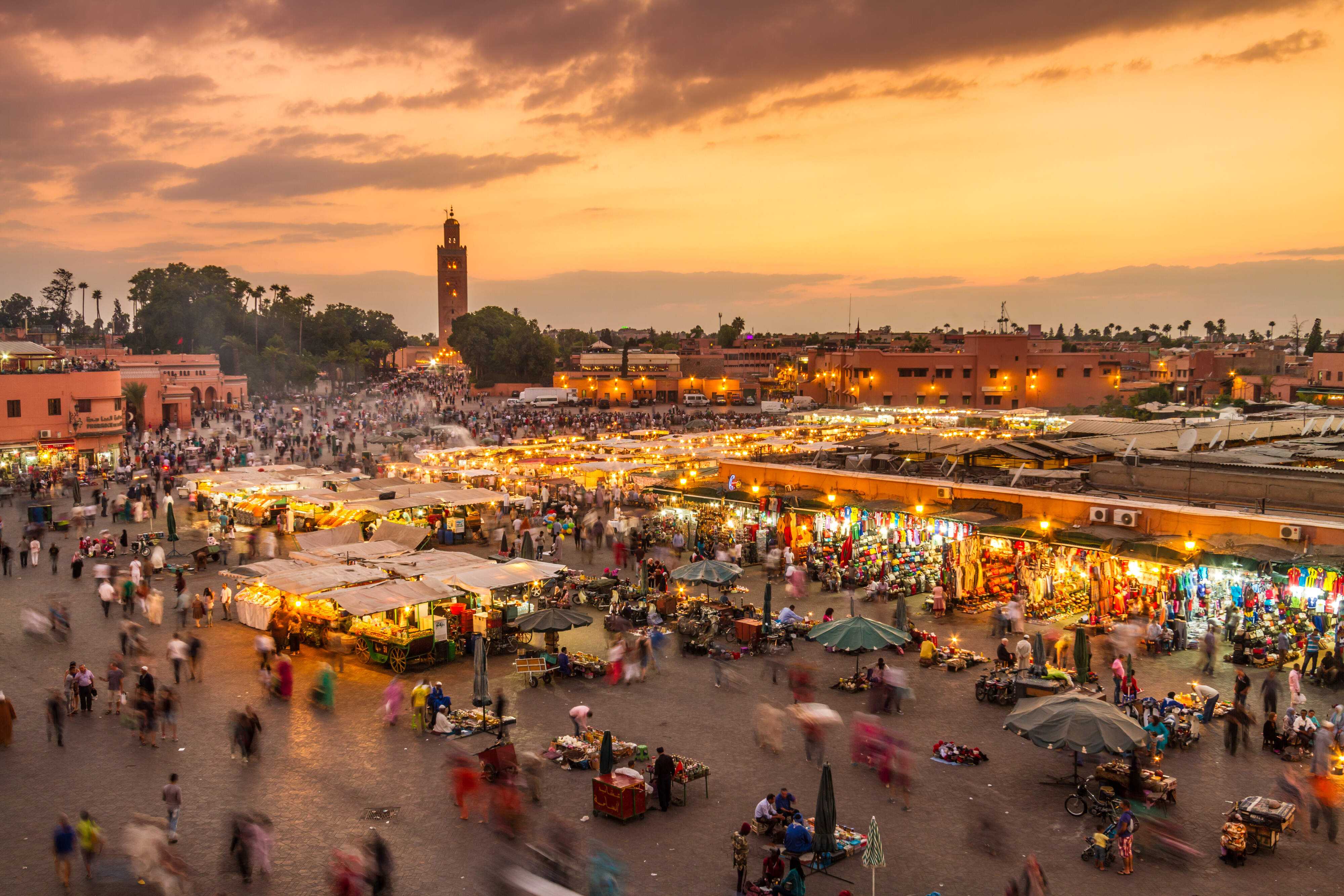 Souk of markt in Marrakech Marokko in de avond met kraampjes en lichtjes