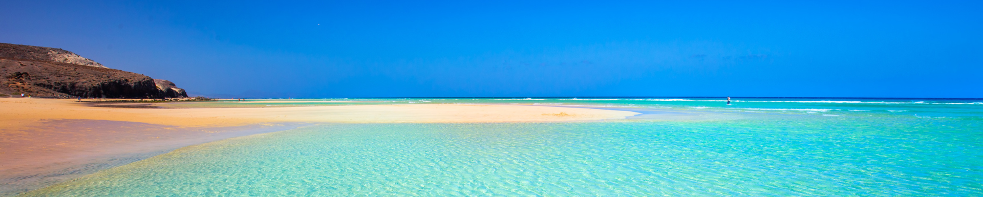 lichtblauwe en kalme zee fuerteventura spanje