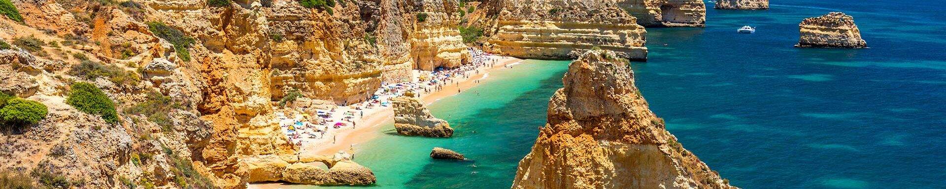Rotsachtige kust met strand in de Algarve