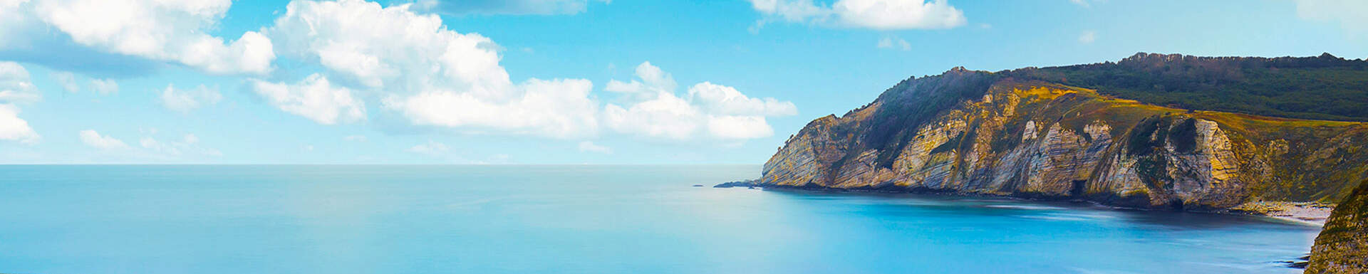 De kust van Griekenland, blauwe zee met rotslandschap aan het water