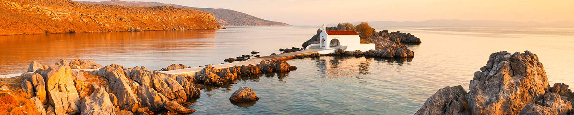 Een kerkje op een rots in de zee in Kos