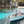 Zeilboot in de helderblauwe zee in een baai in ibiza, spanje