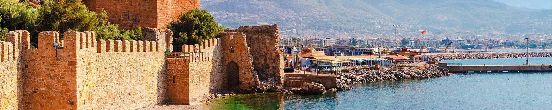 De Kizil Kule (Rode tore) van Alanya aan het water